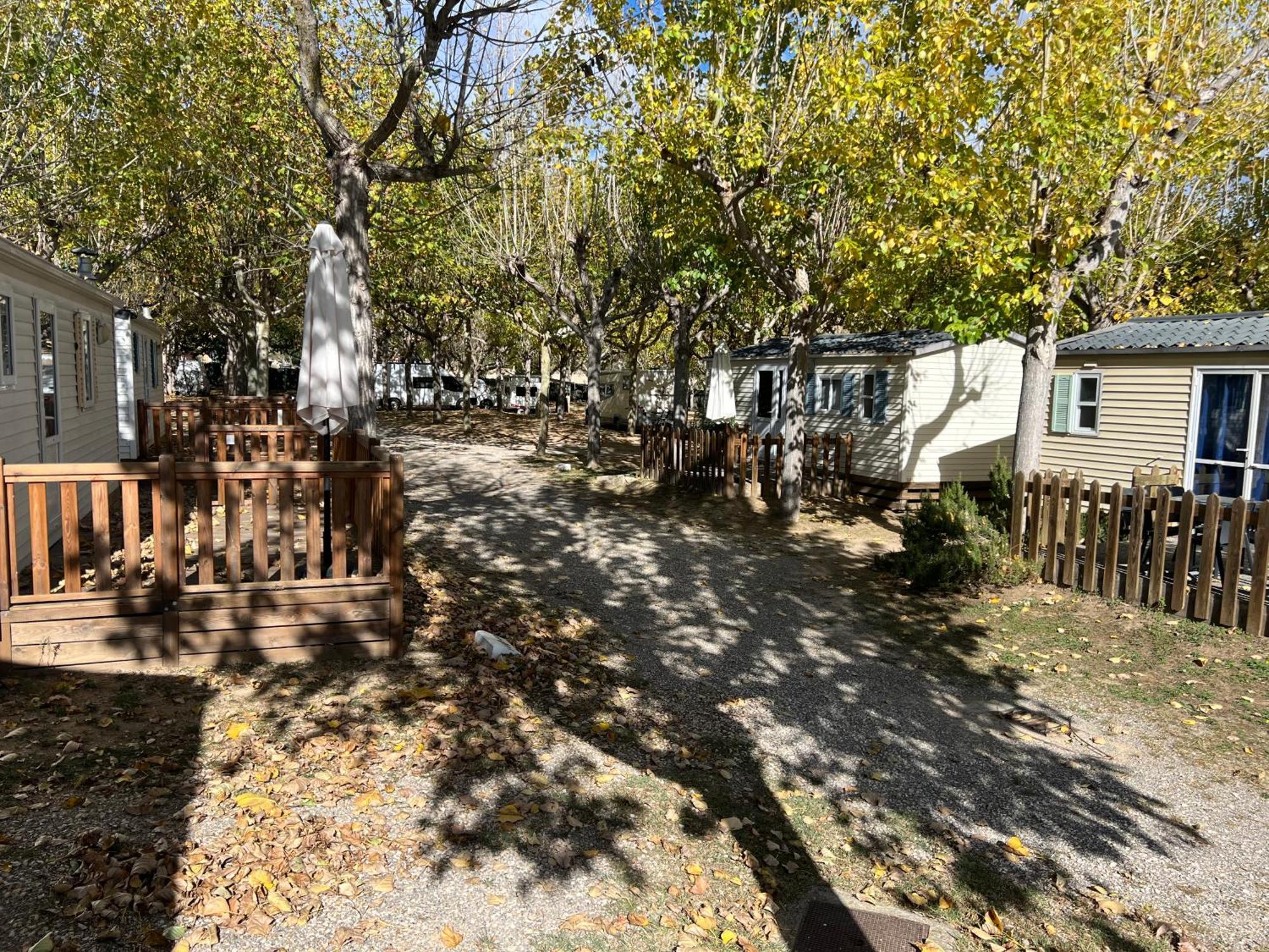 Camping Bungalow El Llac De Banyoles Porqueres Екстериор снимка