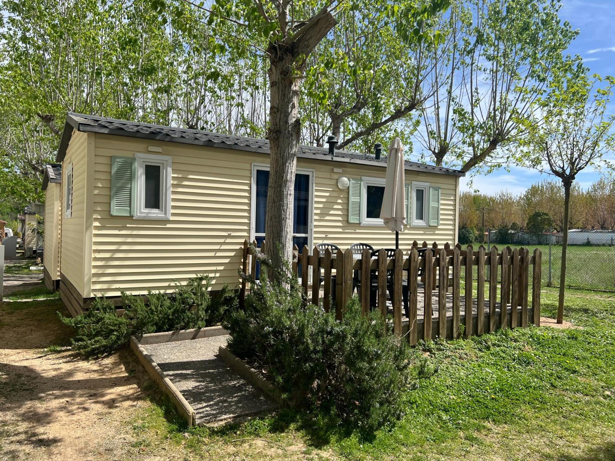 Camping Bungalow El Llac De Banyoles Porqueres Екстериор снимка