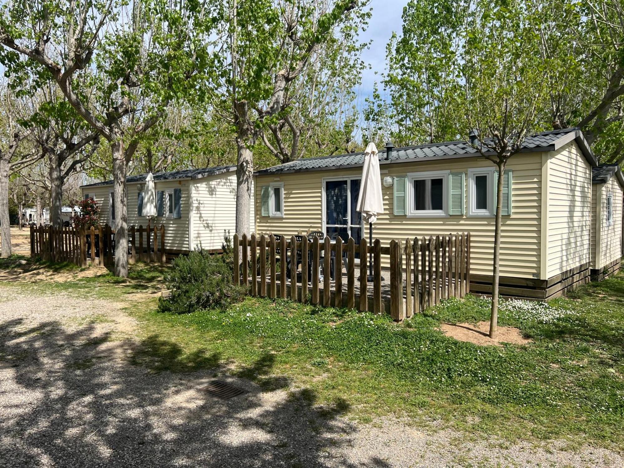 Camping Bungalow El Llac De Banyoles Porqueres Екстериор снимка